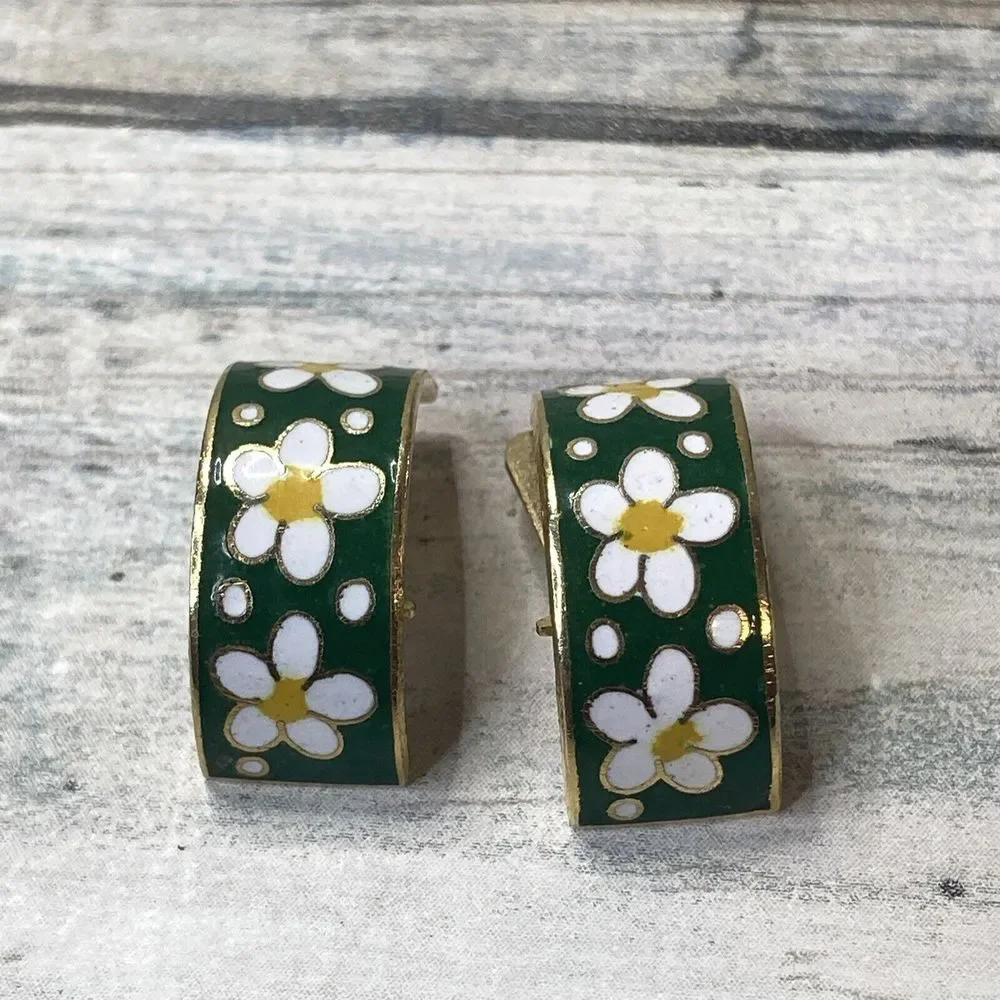 Daisy Flower Green‎ White Earrings gold Tone Huggie Clip-on Estate